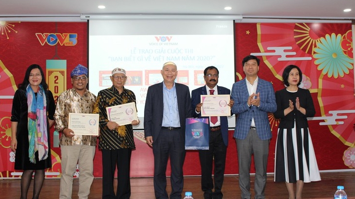 Awards presented to “What do you know about Vietnam?” contest winners